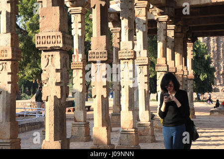 Qutub Minar, sculptures complexes en pierre sur les colonnes de cloître de la mosquée Quwwat ul-Islam, complexe de Qutb, Delhi (Copyright © Saji Maramon) Banque D'Images