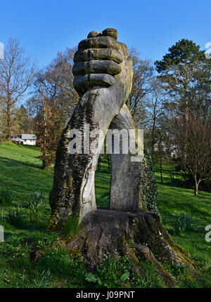 Siège 'amitié', sculptures en plein air par Andy Levy. Milnthorpe Road, Kendal, Cumbria, Angleterre, Royaume-Uni, Europe. Banque D'Images