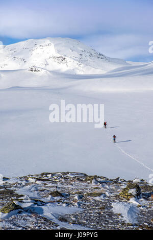 Ski de randonnée le ski-frontière Troms Trail, une route longue distance dans les montagnes du nord de la Norvège et de la Suède Banque D'Images