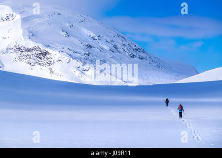 Ski de randonnée le ski-frontière Troms Trail, une route longue distance dans les montagnes du nord de la Norvège et de la Suède Banque D'Images