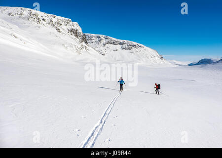 Ski de randonnée le ski-frontière Troms Trail, une route longue distance dans les montagnes du nord de la Norvège et de la Suède Banque D'Images
