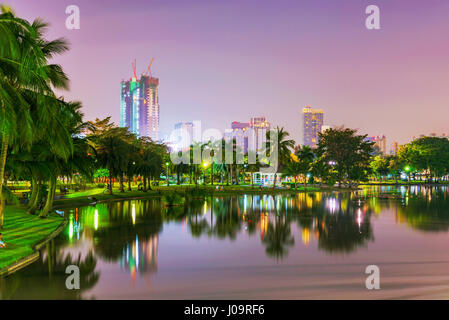 Vue de nuit sur le bord du lac parc Chatuchak Banque D'Images