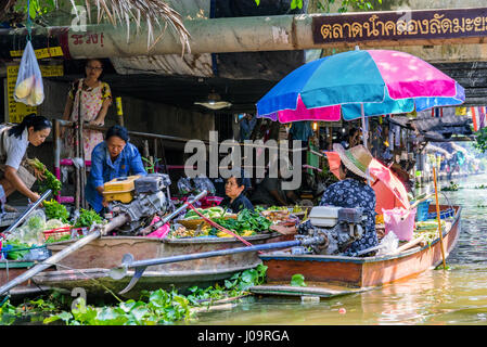 BANGKOK, THAÏLANDE - 05 février : Bateaux à vendre des marchandises dans le marché flottant de Khlong lat Mayom le 05 février 2017 à Bangkok Banque D'Images