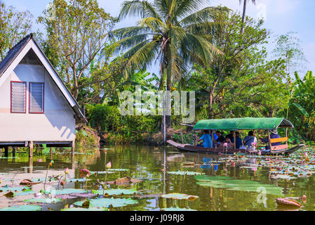 BANGKOK, THAÏLANDE - 05 février : Bateau et maison de campagne dans la région du marché flottant de Klong lat mayom Février 05, 2017 à Bangkok Banque D'Images