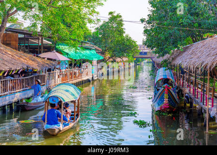 BANGKOK, THAÏLANDE - 05 février : c'est le canal à Klong Lat Mayom marché flottant à Bangkok où les bateaux vendent des biens à des personnes par la rivière sur Febr Banque D'Images