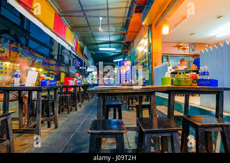 BANGKOK, THAÏLANDE - 05 février : c'est un restaurant d'aliments de rue qui vend des Thai cuisine locale dans le centre-ville de Bangkok, le 05 février, 2017 Banque D'Images