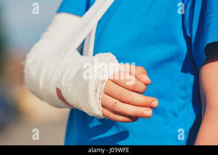 Fracture de la main du petit garçon blessé après accident Banque D'Images