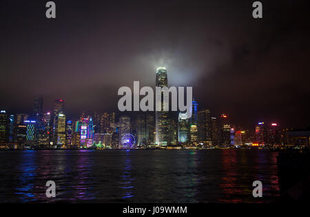 HONG KONG - 26 mai 2015 : horizon de Hong Kong, le port de Victoria, la nuit, le 26 mai 2015 à Hong Kong. Banque D'Images