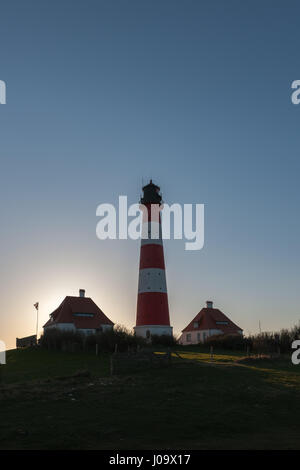 Allemagne les plus célèbre phare Westerheversand dans les marais le long de la côte de la mer du Nord, Büsum, Frise du Nord, Schleswig-Holstein, Allemagne Banque D'Images