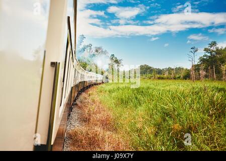 Voir à partir de la fenêtre d'un train à vapeur en passant par campagne en Malaisie. Banque D'Images