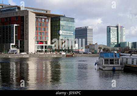 Amsterdam, vue vers le nord à partir de Prins Hendrik Kade partout à l'Oosterdok nouveau ancien quays Banque D'Images