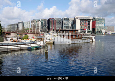 Amsterdam, vue vers le nord à partir de Prins Hendrik Kade partout à l'Oosterdok nouveau ancien quays Banque D'Images