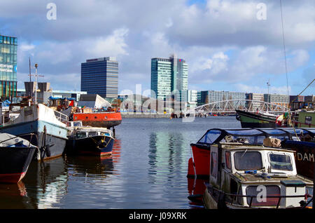 Amsterdam, vue vers le nord à partir de Prins Hendrik Kade partout à l'Oosterdok nouveau ancien quays Banque D'Images