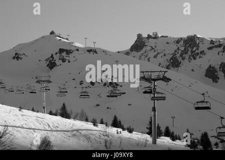 Le soleil se couche le soir tombe dans la station de ski de Courchevel, 3 vallées des Alpes France Banque D'Images