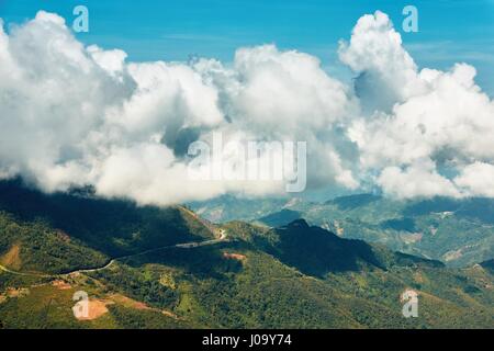 Campagne dans fuffly nuages. Paysage vallonné de Bornéo en Malaisie. Banque D'Images