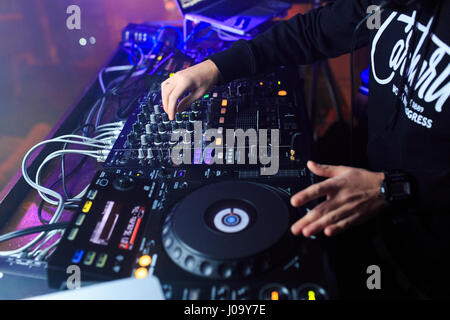 Mixeur DJ à jouer de la musique à libre. Vue d'en haut Banque D'Images