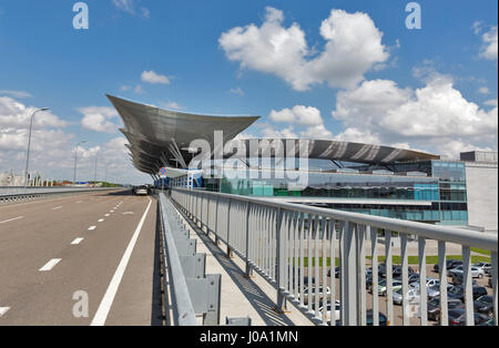 BORYSPIL, UKRAINE - le 13 mai 2016 : Route de l'Aéroport International Boryspil la borne D. C'est le plus grand aéroport du pays, desservant le trafic aérien de passagers Banque D'Images