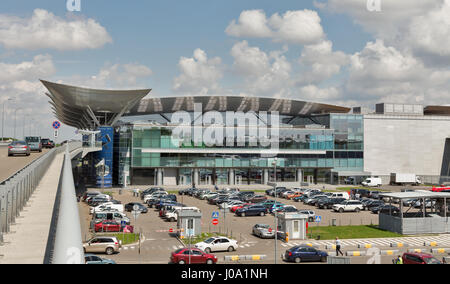 BORYSPIL, UKRAINE - le 13 mai 2016 : le parking de l'Aéroport International de Boryspil. C'est le plus grand aéroport du pays, au service de trafic aérien passager wi Banque D'Images