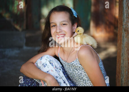 Fille avec un peu jaune petit canard à Summer Village Banque D'Images