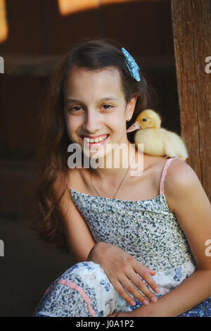 Fille avec un peu jaune petit canard à Summer Village Banque D'Images