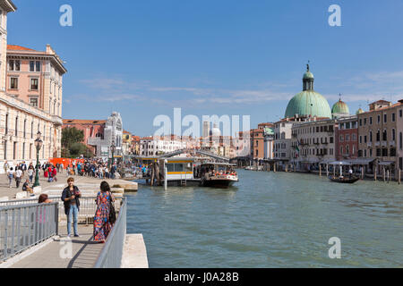 Venise, Italie - le 22 septembre 2016 : avec la station de vaporetto Ferrovia, le Grand Canal et l'église de San Simeone Piccolo. Venise est situé dans un Banque D'Images