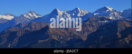 Montagnes célèbres Eiger, Mönch et Jungfrau sur une claire journée d'automne. Vue depuis le mont Niesen, Oberland Bernois. Banque D'Images