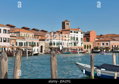 MURANO, ITALIE - Le 22 septembre 2016 : les gens marchent le long canal Ponte Lugno. Murano est une série d'îles reliées par des ponts dans la lagune de Venise, au nord Banque D'Images