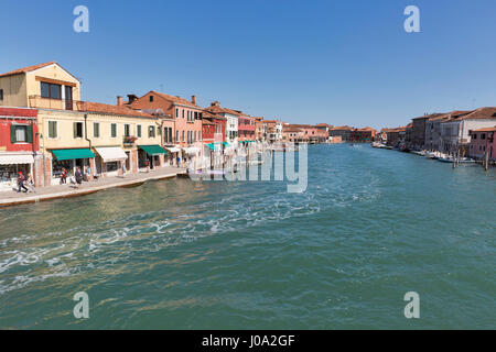 MURANO, ITALIE - Le 22 septembre 2016 : les gens marchent le long canal Ponte Lugno. Murano est un groupe d'îles reliées par des ponts dans la lagune de Venise, northe Banque D'Images