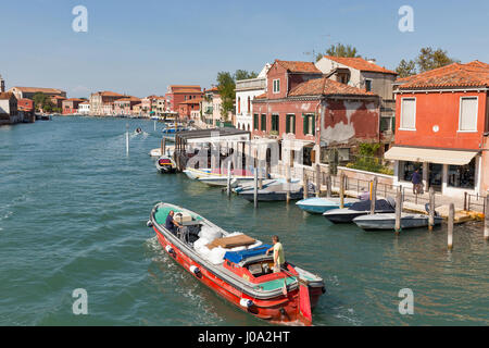 MURANO, ITALIE - Le 22 septembre 2016 : Les gens de la voile sur le bateau à moteur le long Canal des anges ou anges Canal. Murano est un groupe d'îles reliées par b Banque D'Images