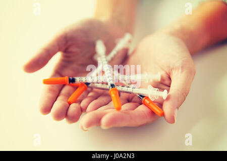 Close up of woman hands holding des seringues à insuline Banque D'Images