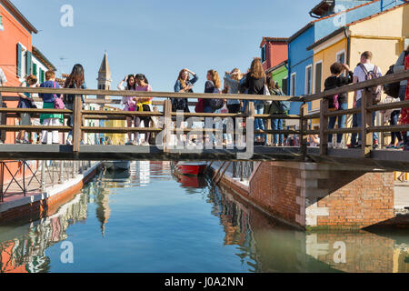 BURANO, ITALIE - Le 22 septembre 2016 : promenade le long du pont sur canal avec ses maisons colorées et de la tour de Pise. Burano est une île dans l'Venet Banque D'Images