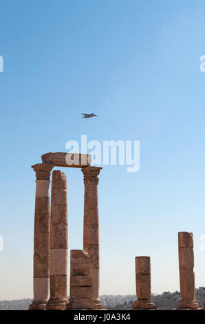 Jordanie : l'horizon de Amman, vu à travers les ruines de la Citadelle d'Amman, le site archéologique et l'un des le noyau initial de la vieille ville Banque D'Images