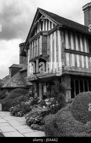 Great Dixter Manor, Rye, East Sussex, Angleterre, Royaume-Uni : le regretté Christopher Lloyd's célèbre Maison et jardin. Version noir et blanc Banque D'Images