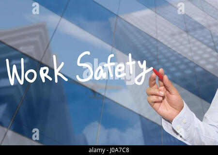 De la main à la main un mot de Sécurité de travail pour la présentation et l'application à votre entreprise. Banque D'Images
