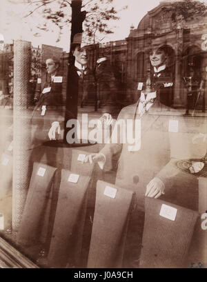 La photographie d'Eugène Atget 'magasin, Avenue des Gobelins' capture l'essence de la vie urbaine parisienne au début du XXe siècle, en se concentrant sur une devanture de l'avenue des Gobelins. Banque D'Images