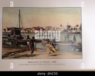 Cette photographie de 1903 capture Saint-Louis, Sénégal, au début du XXe siècle. Il met en valeur l’architecture coloniale, l’environnement local et l’atmosphère sociale de l’époque, donnant un aperçu de l’histoire et de la culture de la ville. Banque D'Images