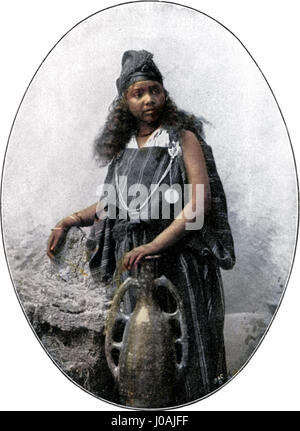 'ABB. 320' représente une femme de la tribu Beni Guil, capturant la tenue culturelle et le style de vie de ce groupe nord-africain. L'image reflète probablement les coutumes uniques et les vêtements traditionnels portés par les femmes des Beni Guil, un peuple indigène au Maroc. Banque D'Images