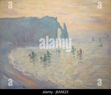 'La plage d'Étretat' (1885-86) de Claude Monet est un exemple étonnant de peinture paysagiste impressionniste, mettant en valeur les falaises distinctives d'Étretat en Normandie, France. Monet capture la lumière et la couleur du paysage côtier, mettant l'accent sur le mouvement de l'eau et de l'air, caractéristique de sa maîtrise dans la capture des moments fugaces de la nature. L'œuvre est conservée au Musée Pouchkine à Moscou. Banque D'Images