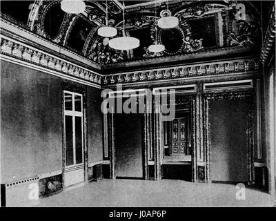 La salle à manger de l'Hôtel de Monaco, située à Monte Carlo, présente un design intérieur luxueux du XIXe siècle. Sa décoration ornée reflète l’opulence associée à l’aristocratie de l’époque, incarnant la grandeur de l’hospitalité et de la haute société monégasques. Banque D'Images