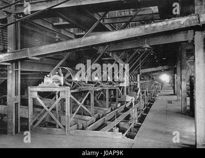 L'usine de lavage et d'agglomération de Somain, construite en 1926, représente une installation industrielle en France. Il était crucial dans le traitement du charbon, mettant l'accent sur la croissance de l'industrie charbonnière au début du XXe siècle, en se concentrant sur les progrès technologiques dans le domaine. Banque D'Images