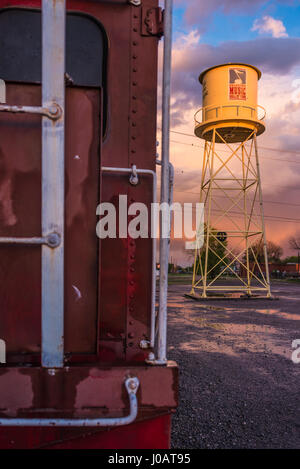 Train Voiture et château d'eau à l'Alabama Music Hall of Fame à Muskogee en Oklahoma's Depot District. Banque D'Images