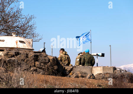 Les soldats de maintien de la paix de l'ONU l'observation de la frontière de la Syrie - Israël à partir de la partie israélienne. Banque D'Images