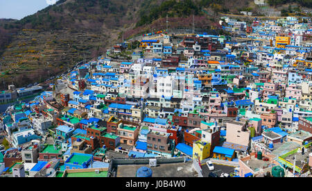 Gamcheon-Dong, Busan (Corée du Sud) - Connue pour ses rues en pente, tordant les allées et les maisons peintes de couleurs vives Banque D'Images