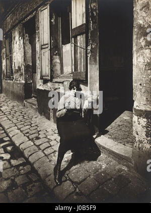 La photographie d'Eugène Atget de 1921, « la Villette fille publique faisant le quart », capture une femme dans le quartier de la Villette à Paris, reflétant l'accent mis par Atget sur la documentation de la vie urbaine. Banque D'Images