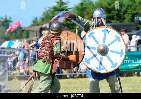 Tarif Pays Blackwater ESSEX MALDON UK 22 Juin 2014 : deux combats Vikings à l'épée et Shields Banque D'Images