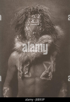 Une photographie d'Edward S. Curtis de 1904, intitulée Tobadzisch¡ni, représentant un Navajo. L'image capture les vêtements traditionnels et les aspects culturels du peuple Navajo. Banque D'Images