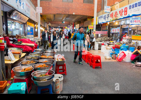 Les habitants et les touristes à Noryangjin Marché de gros de la pêche, d'un vaste marché aux poissons d'agriculteurs dans le quartier de Noryangjin-dong Dongjak-gu, EN S Banque D'Images