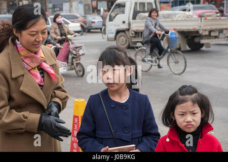 Une mère et ses deux filles à Xiong County, Hebei, Chine. 09-Apr-2017 Banque D'Images