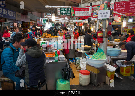 Les habitants et les touristes à Noryangjin Marché de gros de la pêche, d'un vaste marché aux poissons d'agriculteurs dans le quartier de Noryangjin-dong Dongjak-gu, EN S Banque D'Images