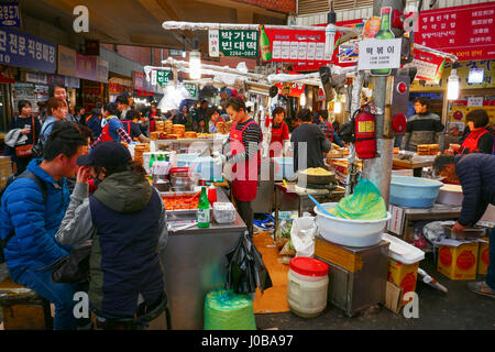 Les habitants et les touristes à Noryangjin Marché de gros de la pêche, d'un vaste marché aux poissons d'agriculteurs dans le quartier de Noryangjin-dong Dongjak-gu, EN S Banque D'Images